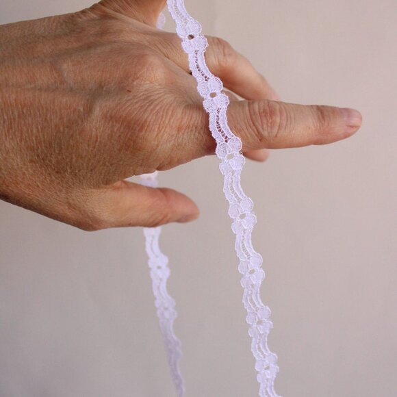 Vintage White Lace, Floral Trim 7/16" Wide, 4 Yards - Picture 5 of 9